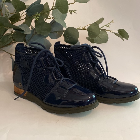 Sorel | Major | Collegiate Navy | patent leather | mesh | lace up | 6.5 | boots - Picture 3 of 13